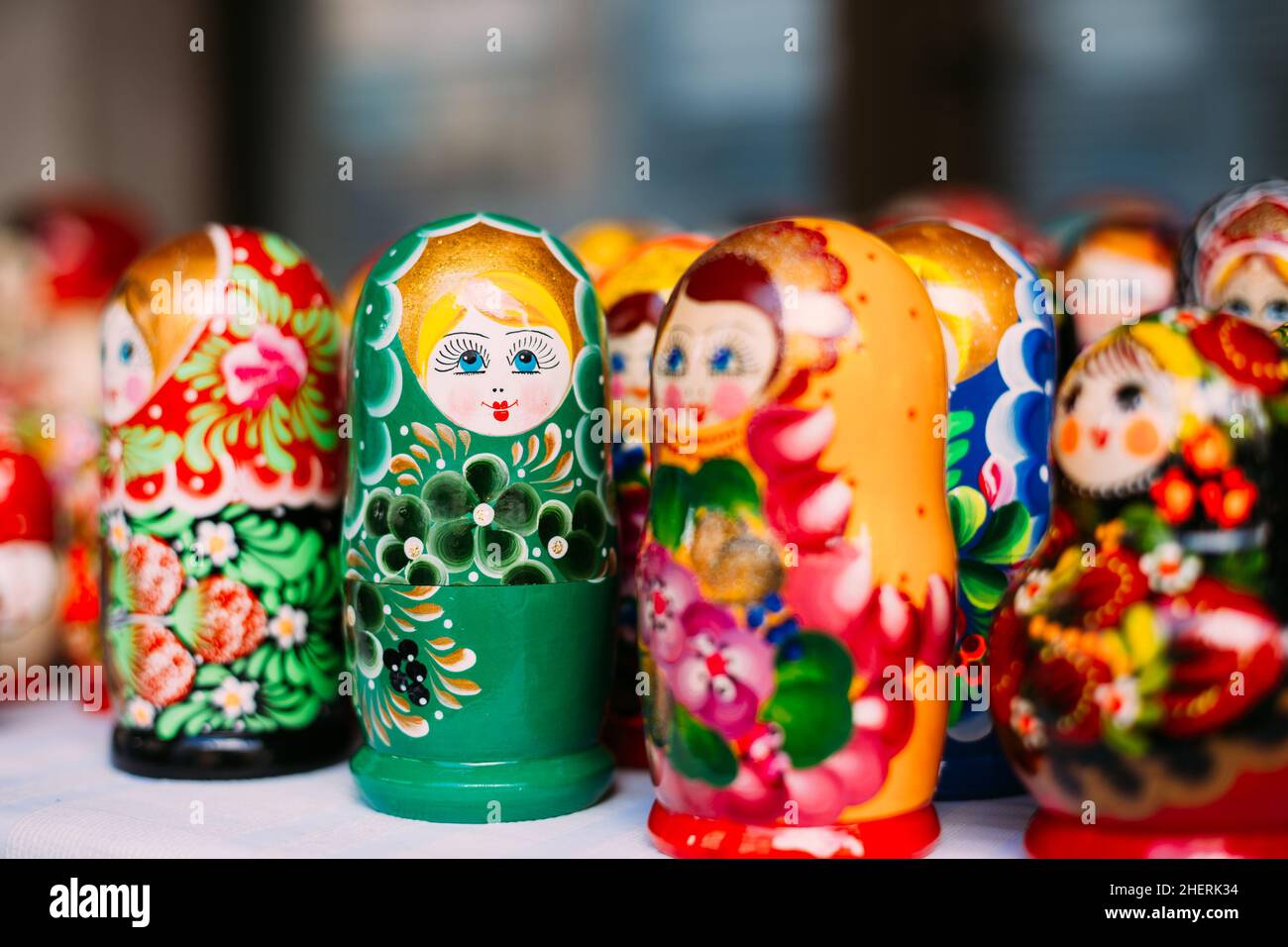 Colorido ruso de anidación Dolls Matreshka Matrioshka en el mercado Foto de stock