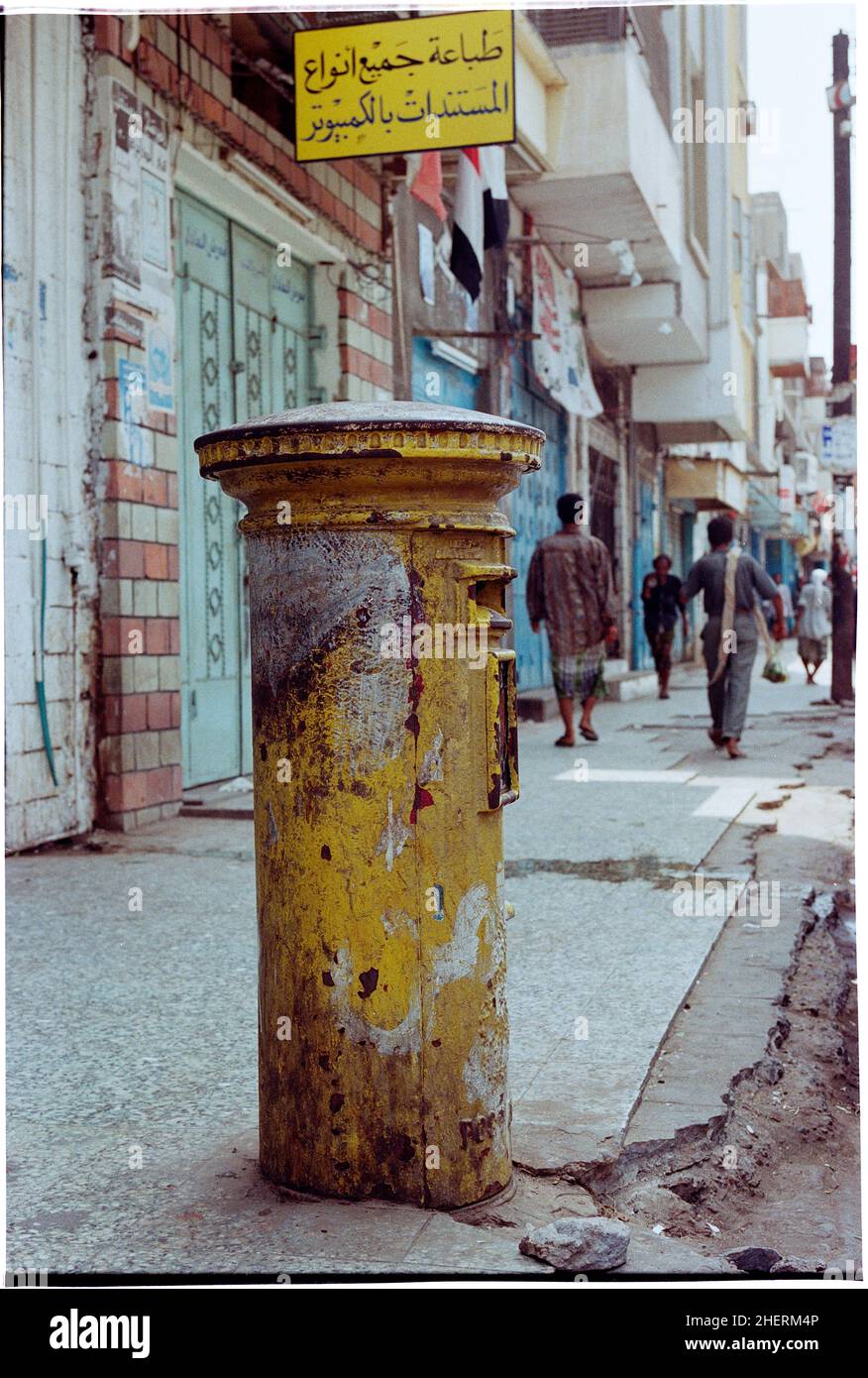 Caja postal de la era británica en la ciudad de Adén, el puerto y la antigua capital colonial de Yemen, la entrada al Mar Rojo, Asia occidental Foto de stock