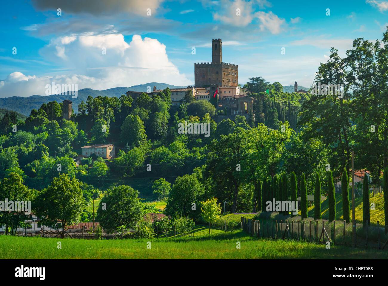 Pueblo medieval de Poppi y vistas al castillo. Casentino, provincia de Arezzo, región de Toscana, Italia, Europa. Foto de stock