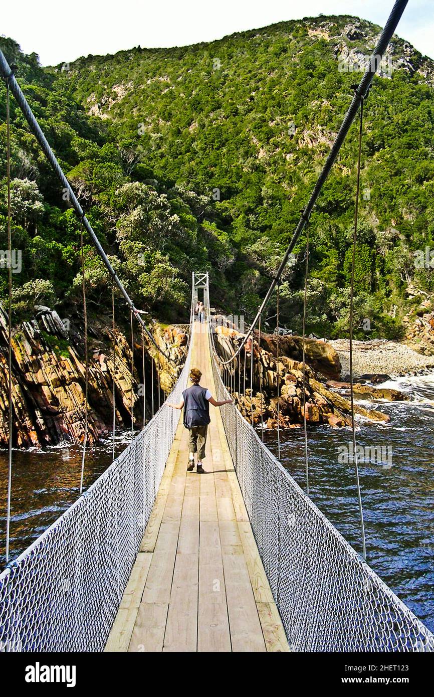 Puente colgante de la boca del río Tormentas, Parque Nacional Tsitsikamma, Sudáfrica Foto de stock