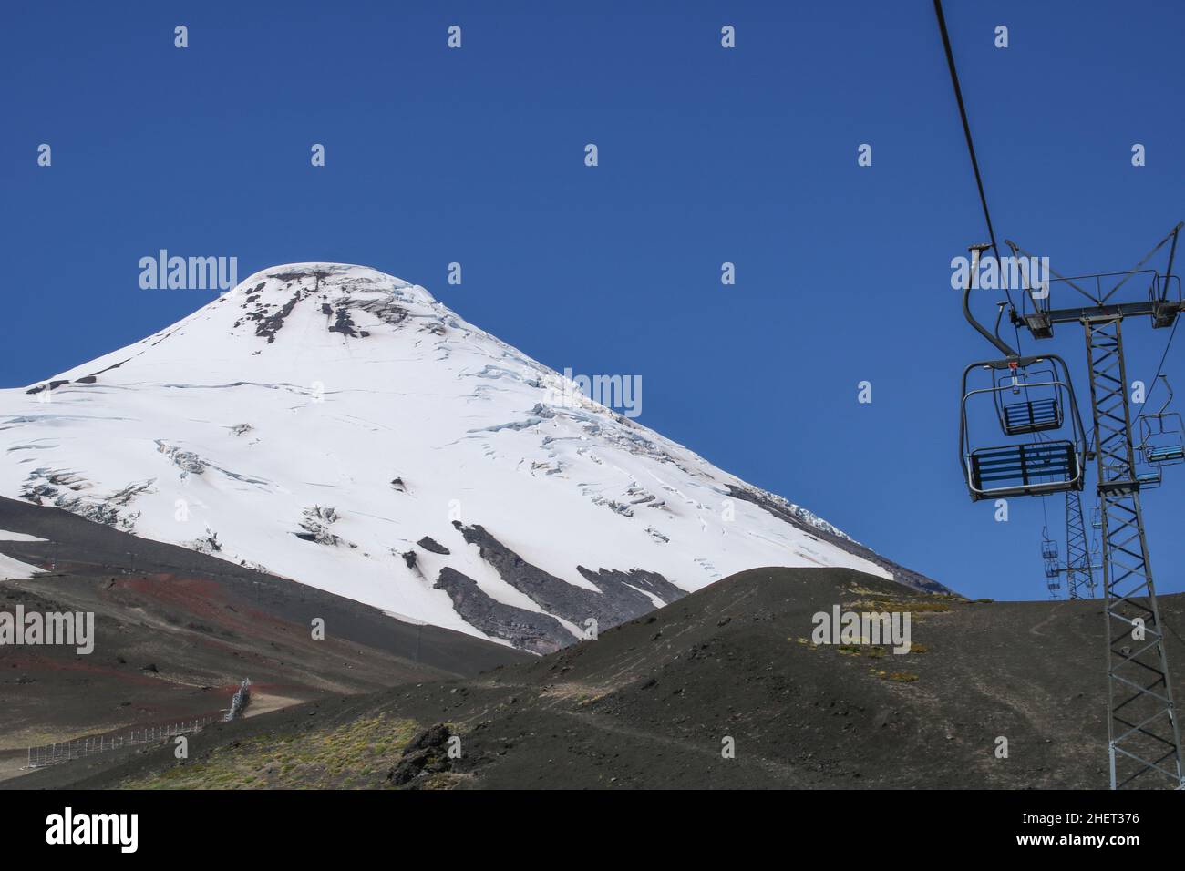 Vista panorámica del volcán nevado Lanin con paisaje en primer plano Foto de stock