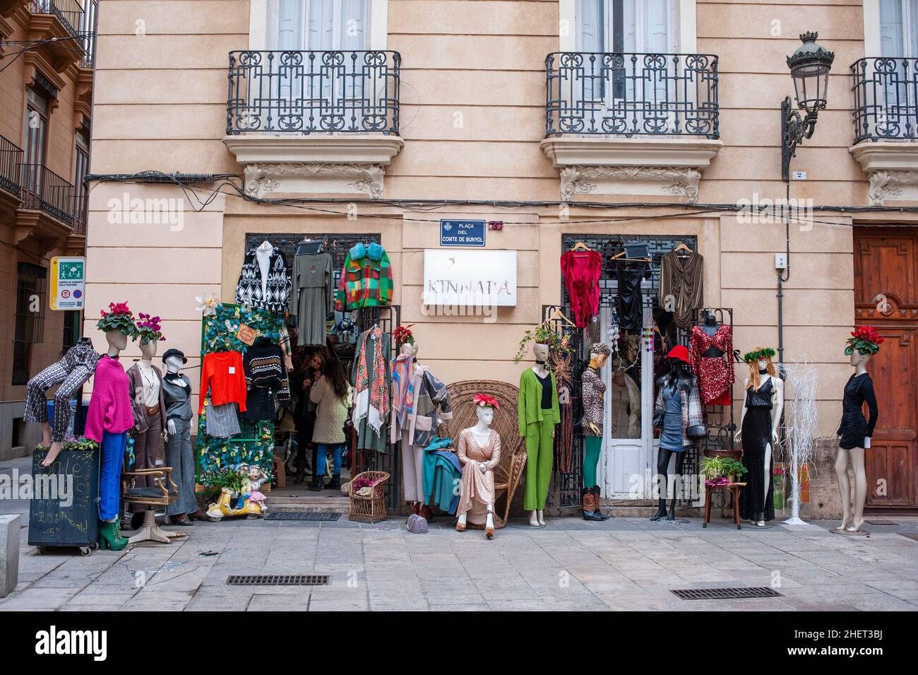 Valencia, España 18/12/2021: Tienda de ropa vintage, centro histórico ©  Andrea Sabbadini Fotografía de stock - Alamy