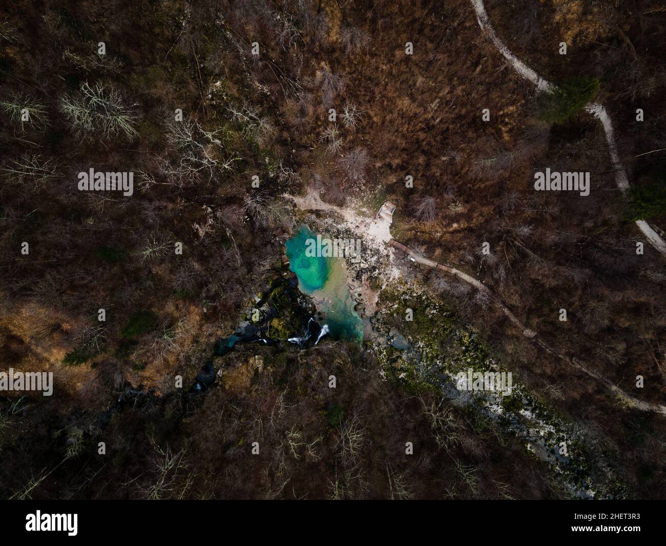 Arriba abajo, aérea de un ojo azul bofetada cascada virje en Eslovenia Foto de stock