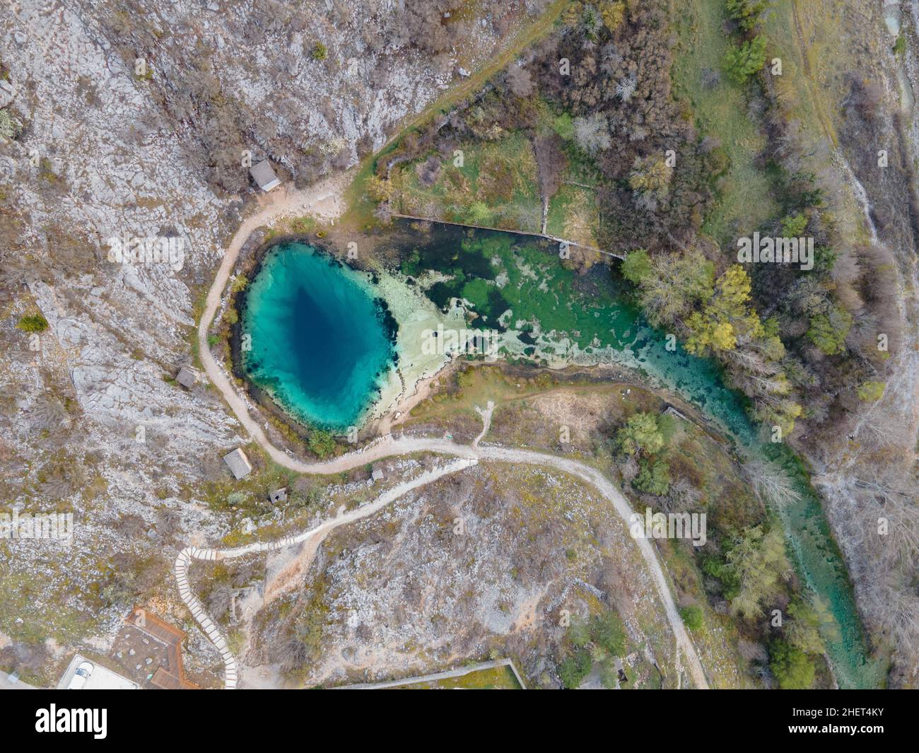 Arriba abajo Izvor Cetine, la primavera del río Cetina, también llamado ojo azul (Modro oko). Dalmacia, Croacia. Abril, 2021. Foto de stock
