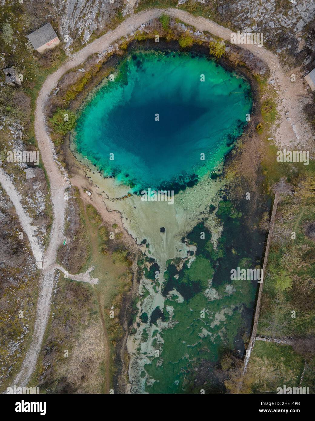 Izvor Cetine, manantial del río Cetina, también llamado ojo azul (Modro oko). Dalmacia, Croacia. Abril, 2021. Foto de stock