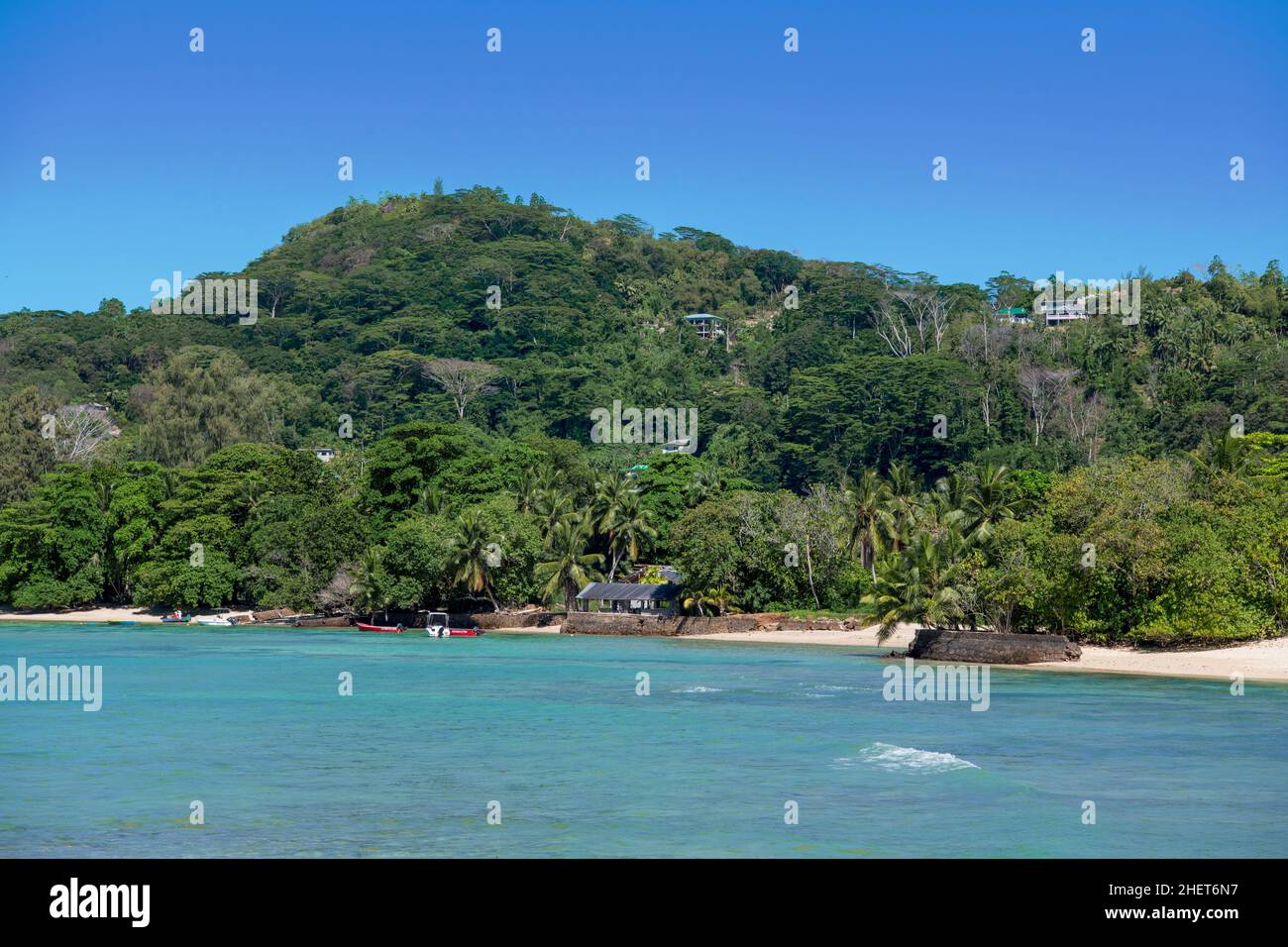 Costa de la playa y ladera Costa oeste Mahe Seychelles Foto de stock