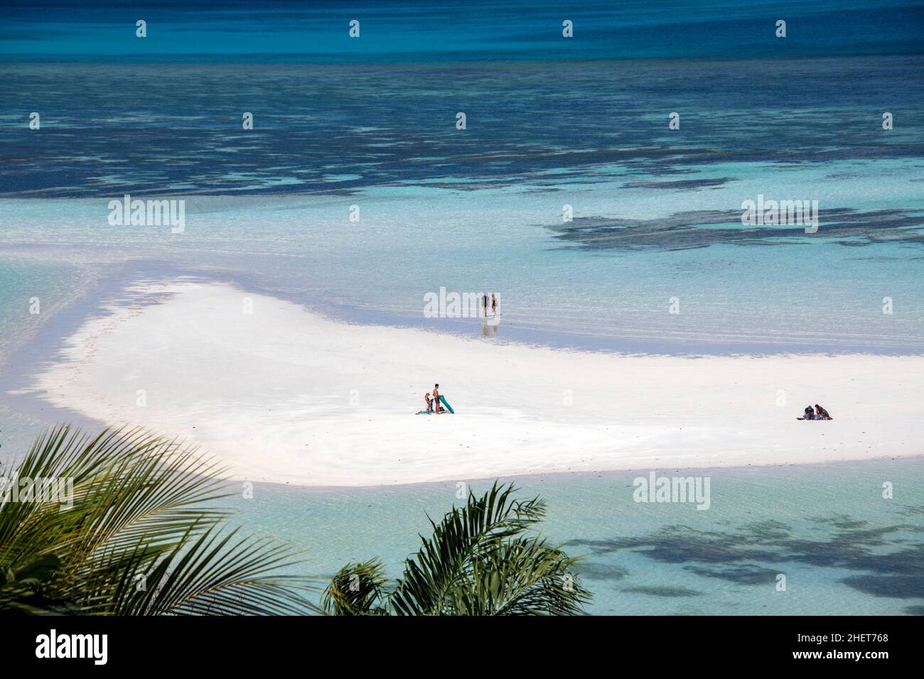 Gente en el banco de arena Anse a La Mouche Costa Oeste Isla Mahe Seychelles Foto de stock