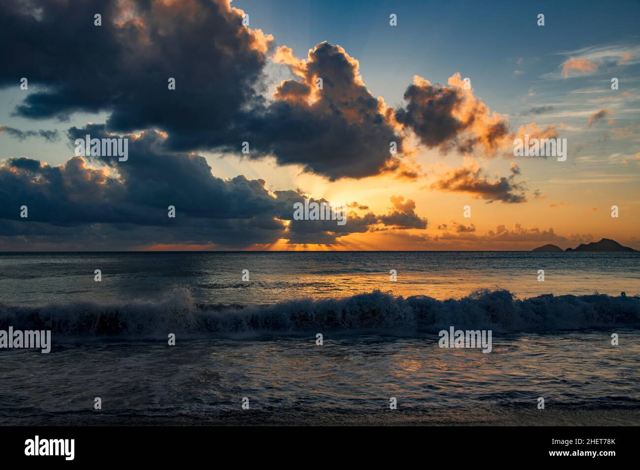 Puesta de sol sobre el Océano Índico Anse Louis Costa Oeste Isla Mahe Seychelles Foto de stock