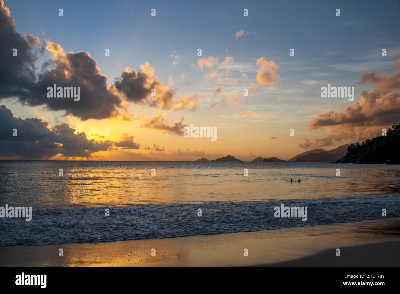 Puesta de sol Anse Louis Costa Oeste Isla Mahe Seychelles 1 Foto de stock