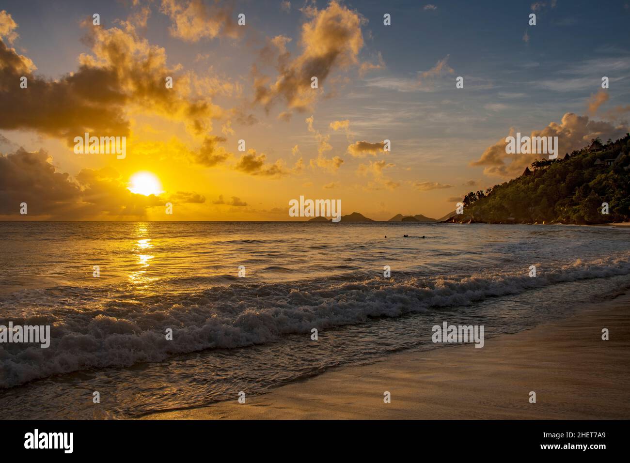 Puesta de sol Anse Louis Costa Oeste Isla Mahe Seychelles Foto de stock