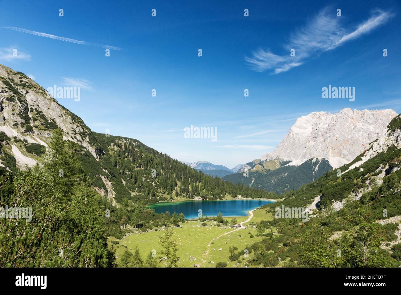 idílico lago de montaña azul en los alpes austriacos con cielo azul Foto de stock