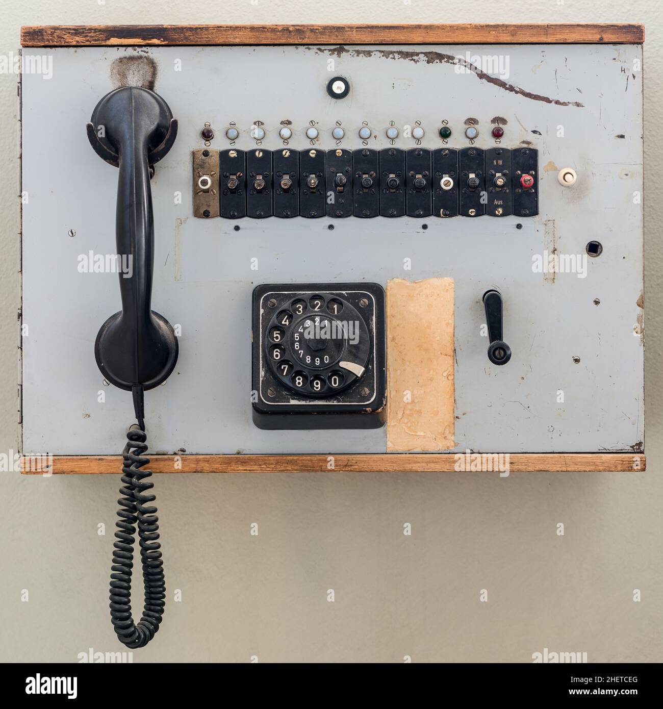 antigua célula telefónica analógica con rueda en caja de madera Foto de stock