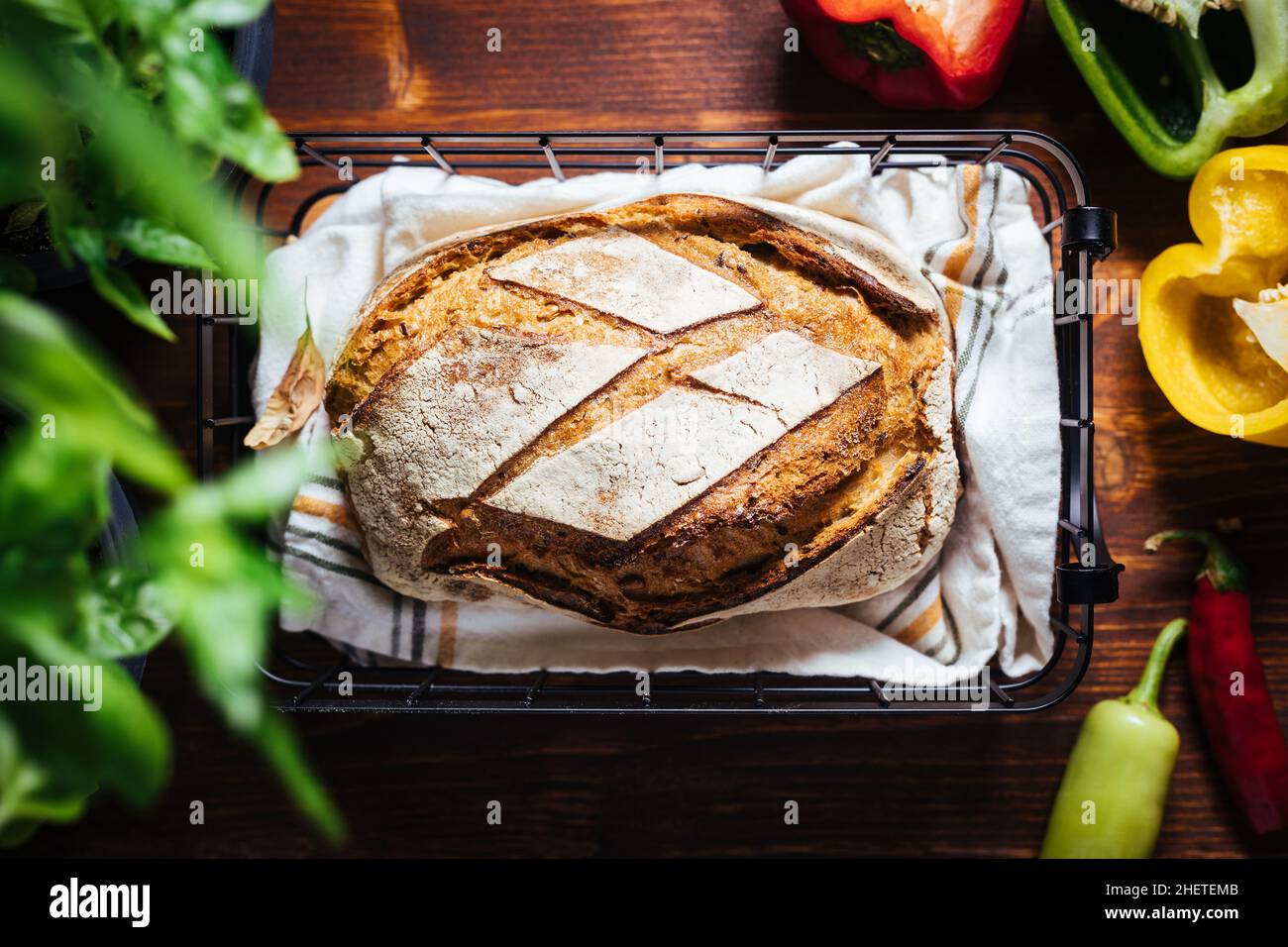Pan artesano de masa de harina sobre un fondo rústico de madera en otoño Foto de stock