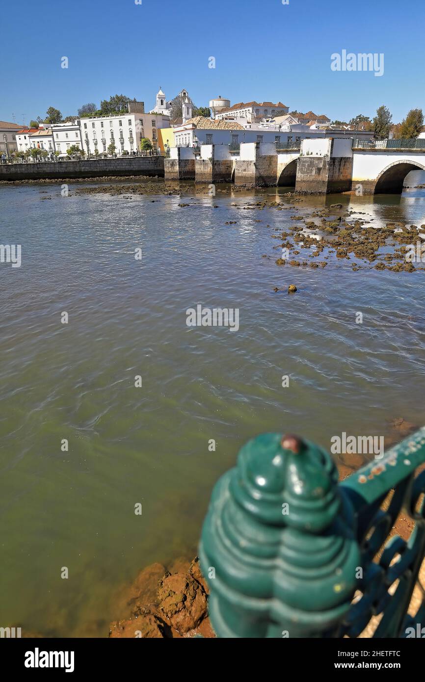 Estructura de edificio redonda encalada fotografías