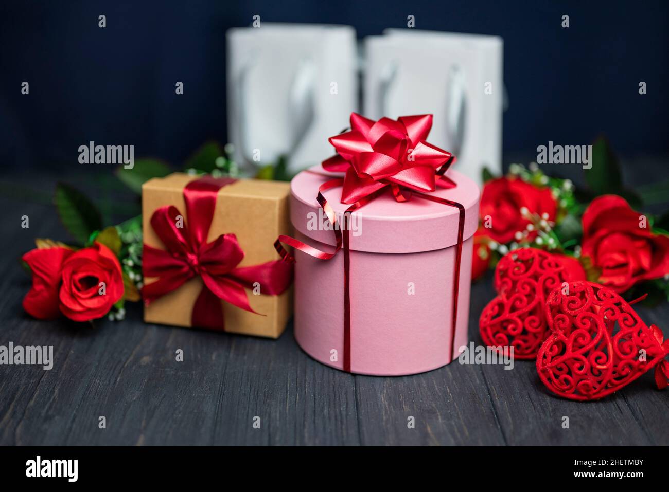 caja de regalo sorpresa rosa con lazo rojo para cumpleaños y feliz día de  san valentín con rosas de flores Fotografía de stock - Alamy