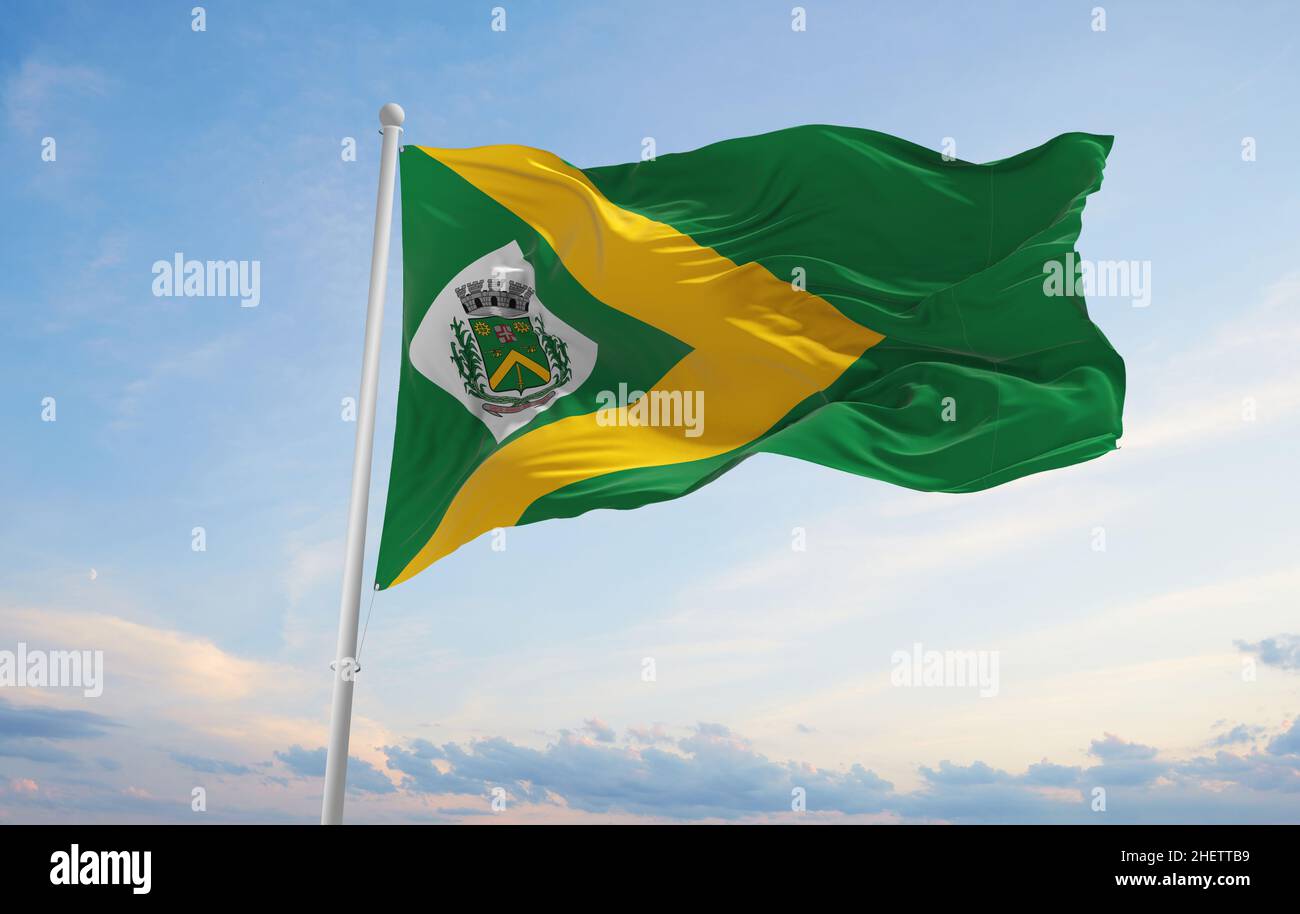 Bandera de Santa Barbarad Oeste Sao Paulo , Brasil en el fondo nublado cielo al atardecer, vista panorámica. Concepto de viaje y patriota brasileño. Espacio de copia f Foto de stock
