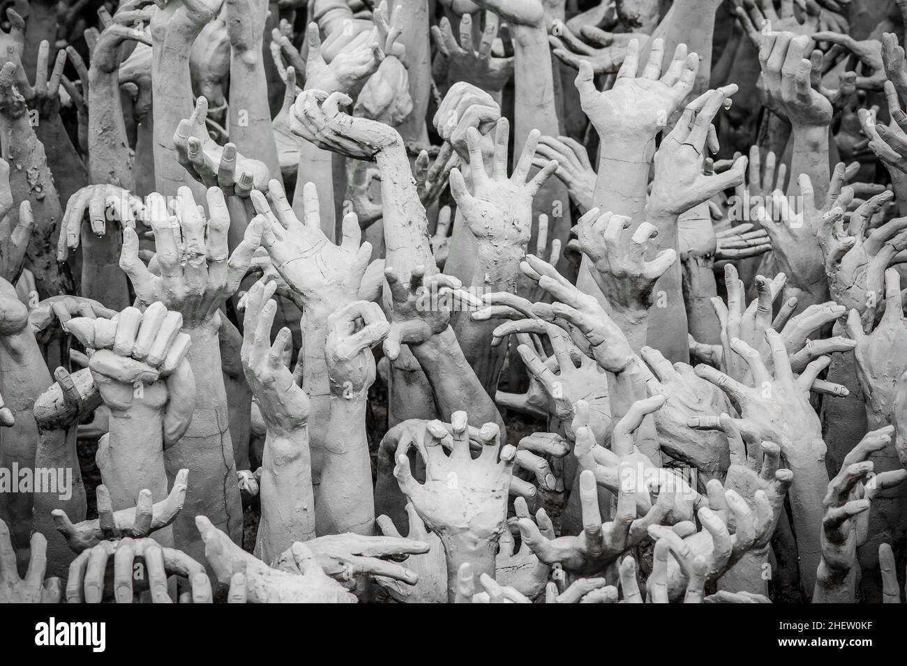 WAT RONG KHUN - TEMPLO BLANCO, CHIANG RAI TAILANDIA - ALREDEDOR DE MAYO DE 2018. La escultura de cientos de manos que superan a las que simbolizan el deseo sin restricciones. Foto de stock