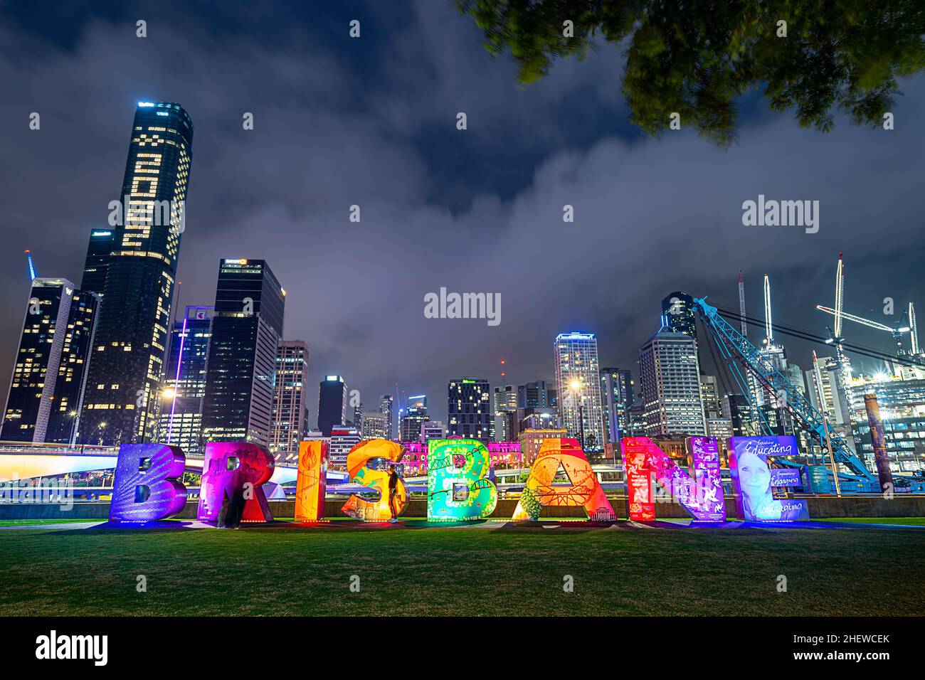 Brisbane muestra obras de arte en Southbank Parklands con el horizonte de Brisbane CBD en el fondo, Brisbane, Australia Foto de stock