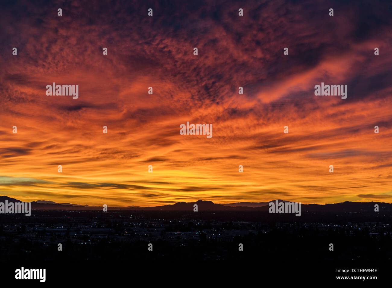 Vista del amanecer a través del Valle de San Fernando hacia Griffith Park y Los Ángeles en el pintoresco sur de California. Foto de stock