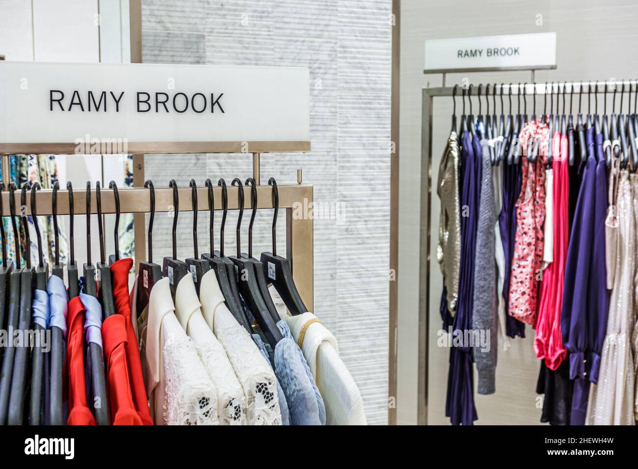 Miami Florida Brickell Centro de la ciudad centro comercial Saks Fifth  Avenue Departamento de tienda dentro de la diseñadora de interiores Ramy  Brook ropa para mujeres Fotografía de stock - Alamy
