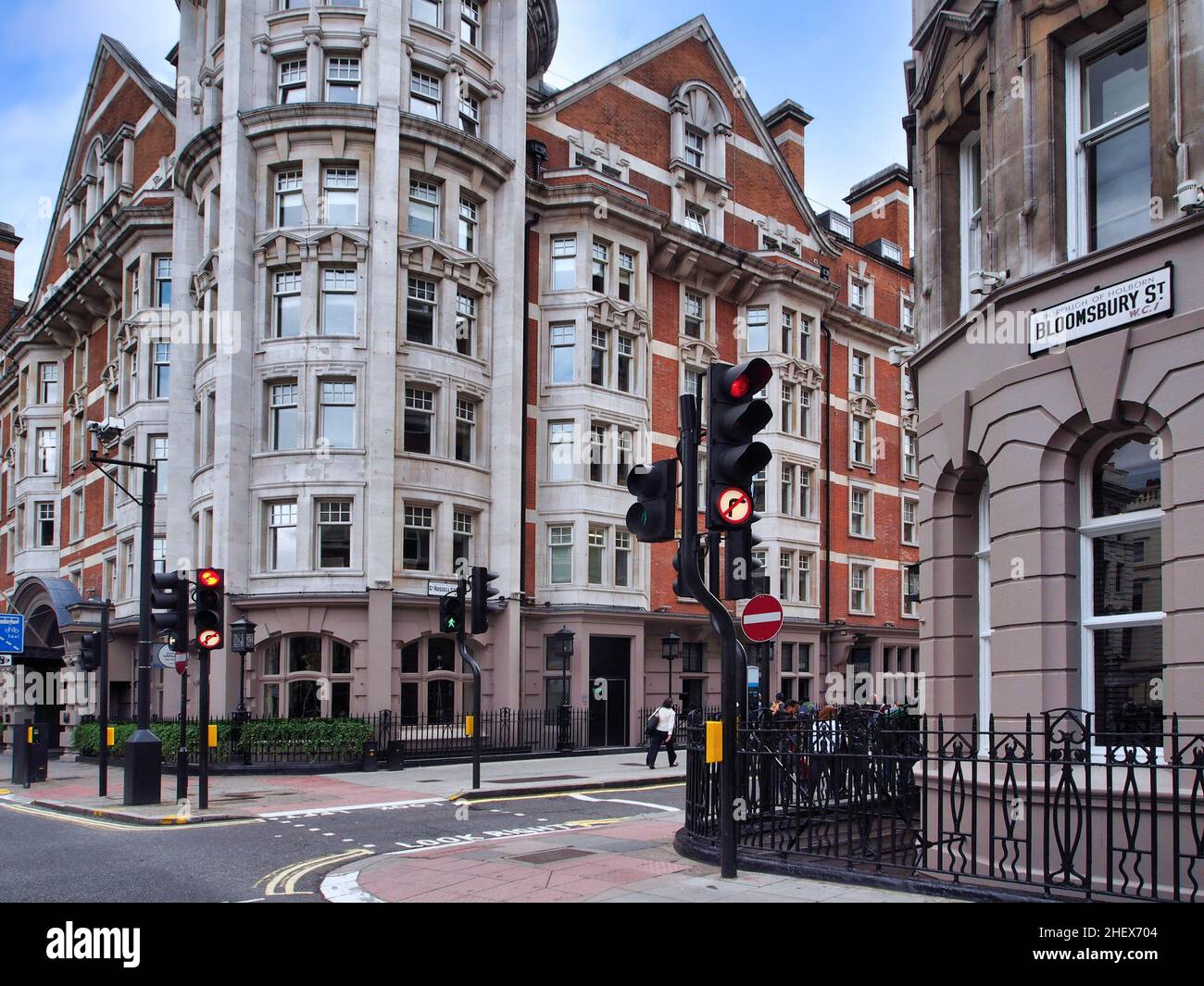 Antiguos edificios de apartamentos típicos en el distrito de Bloomsbury de Londres, Inglaterra Foto de stock