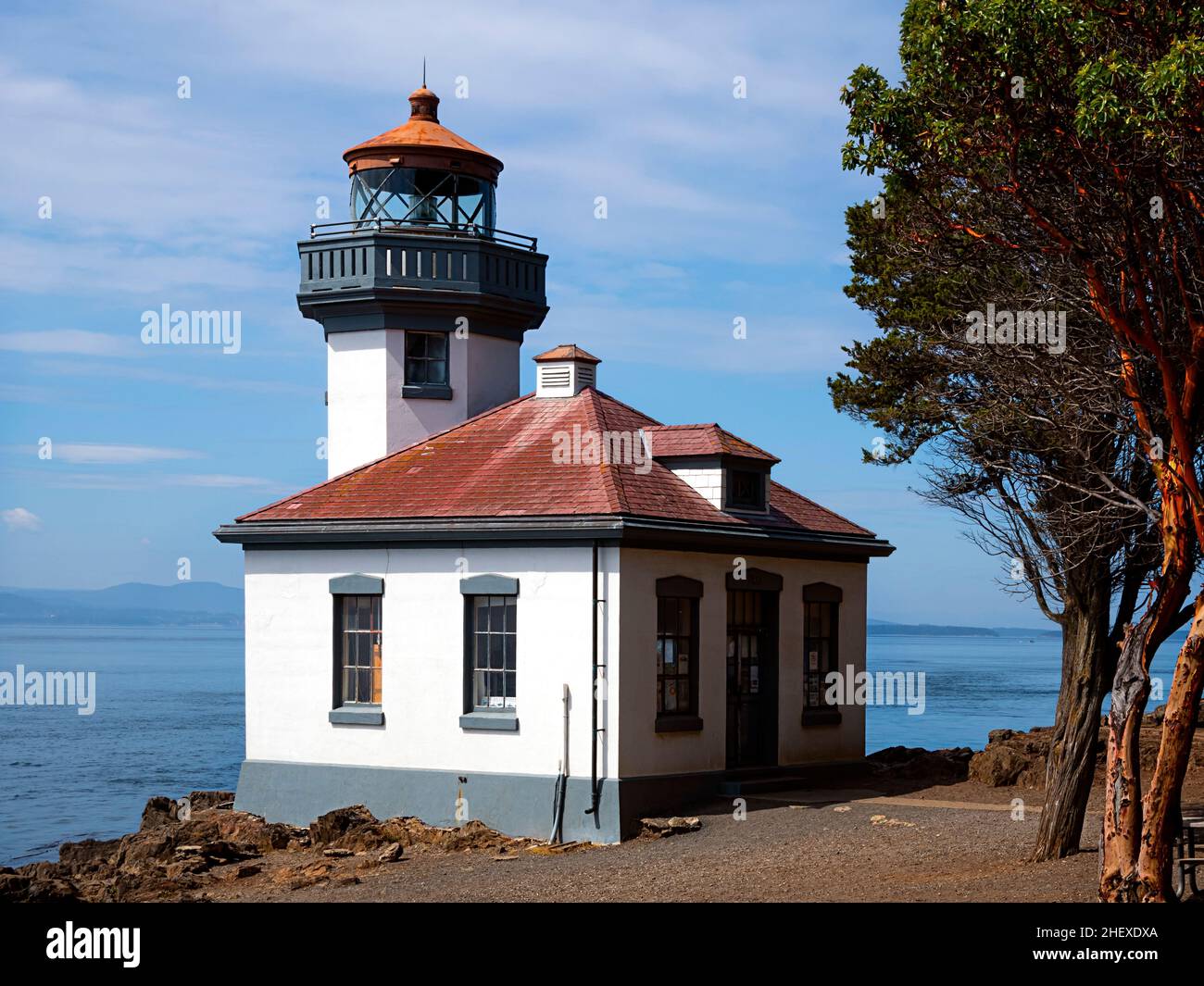 WA21110-00...WASHINGTON - Lime Kiln Lighthouse Situado en el borde del estrecho de Haro en la isla de San Juan. Foto de stock