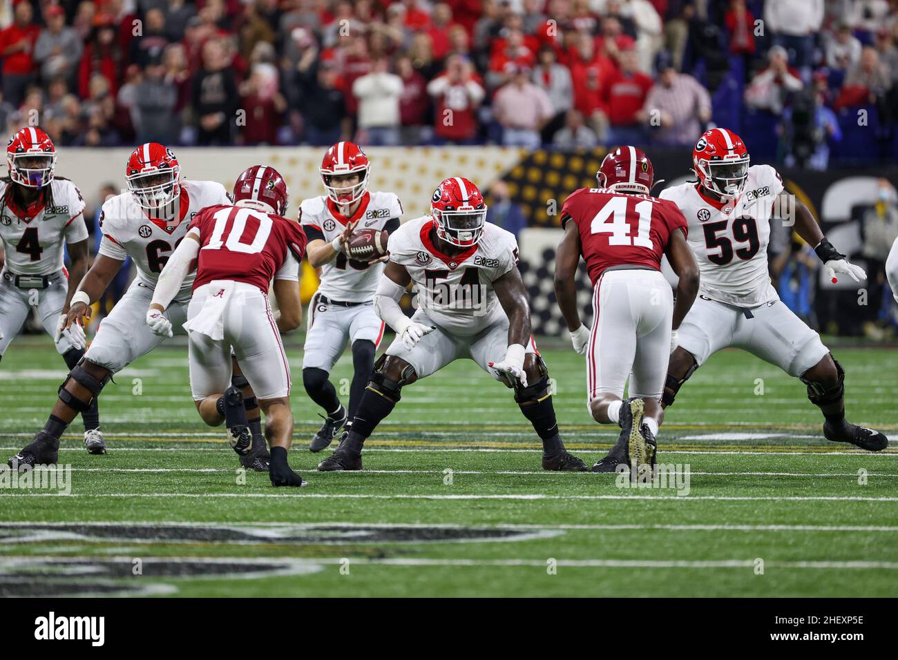 Indianápolis, IN, EE.UU. 10th de Ene de 2022. Georgia Bulldogs quarterback Stetson Bennett (13) siendo protegido por el lineman ofensivo Chris Brown (68), el lineman ofensivo Justin Shaffer (54), y el lineman ofensivo Broderick Jones (59) en el NCAA College Football Playoff National Championship entre los Georgia Bulldogs y la Alabama Crimson Tide en el estadio Lucas Oil de Indianápolis, EN Indianápolis. Darren Lee/CSM/Alamy Live News Foto de stock
