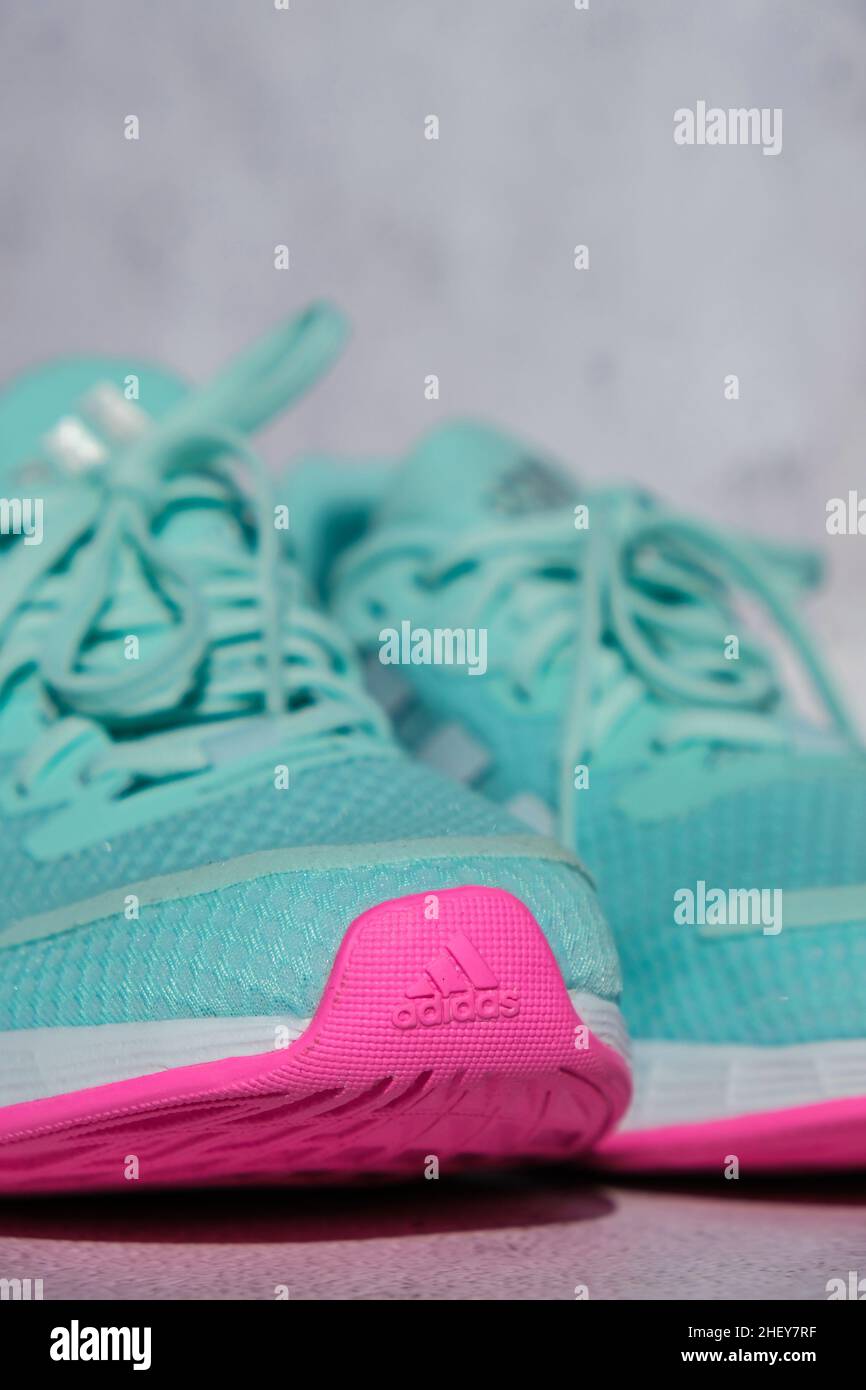 Kiev Ucrania - Octubre 2021 Nueva moda moderna azul y rosa Adidas botas de  running Producto disparos. Zapatillas adidas swift run para correr para  mujer - il Fotografía de stock - Alamy