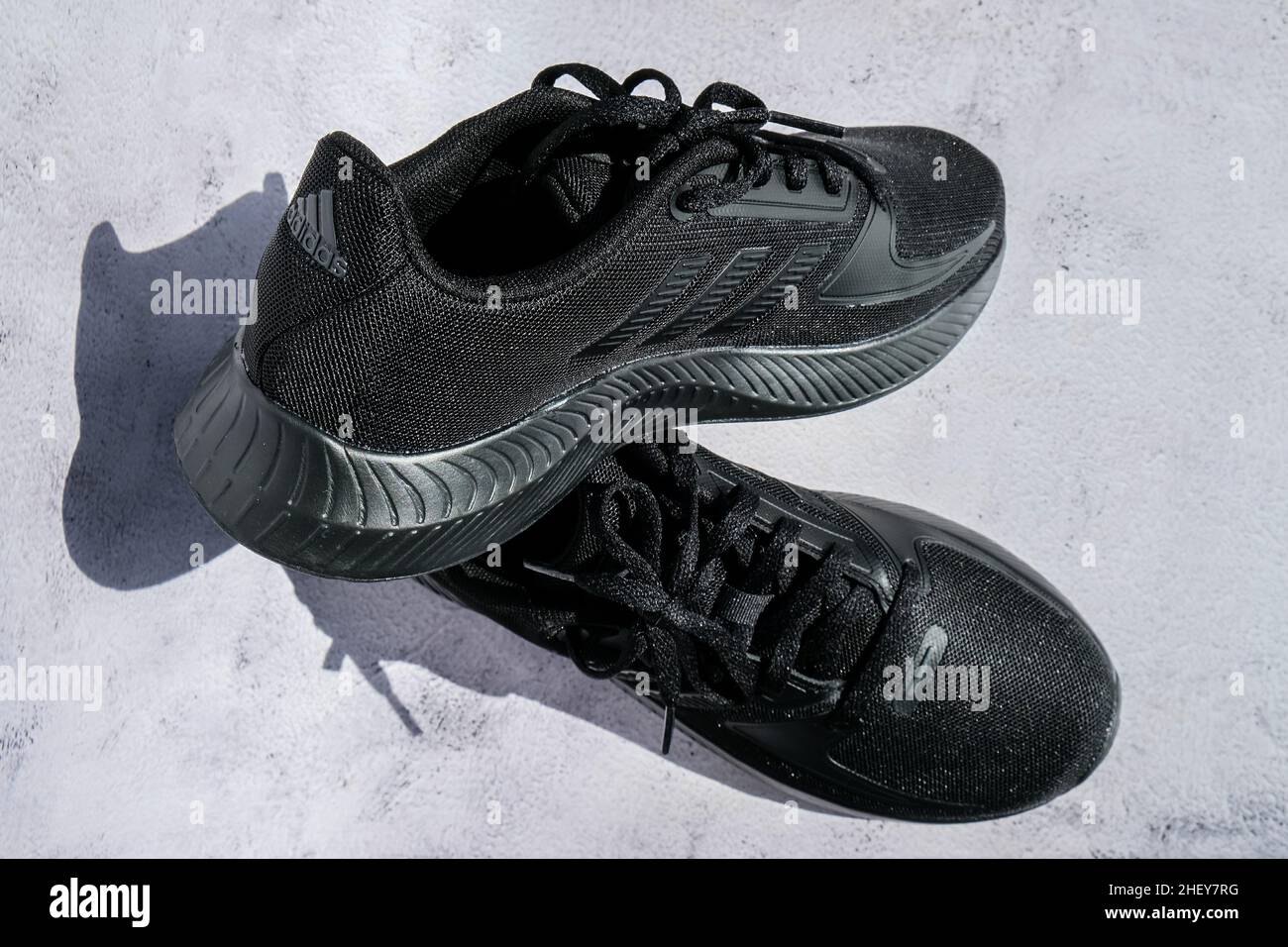 Kiev Ucrania - Octubre 2021 Adidas swift run zapatos para correr para mujer  - editorial ilustrativa. Botas de running Adidas negras. Empresa  multinacional Fotografía de stock - Alamy