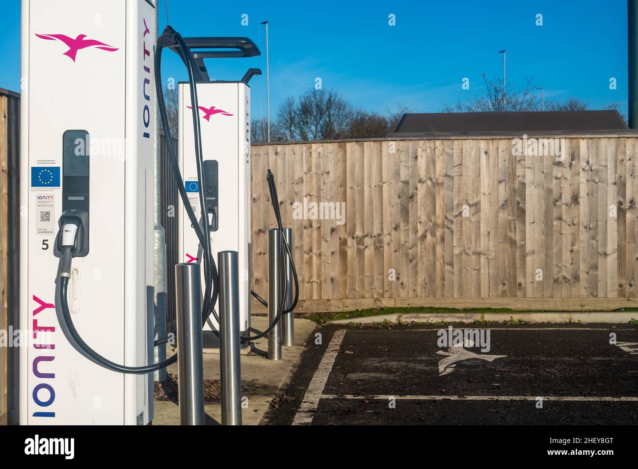 Punto de carga para coche eléctrico Ionity ultra rápido 350kw. Cargador rápido de EV en Punto de carga para coche eléctrico Ionity ultra rápido 350kw. Cargador rápido de EV en