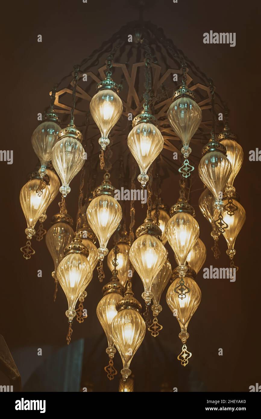 Luces de velas colgantes orientales en el Gran Bazar, Estambul, Turquía Foto de stock