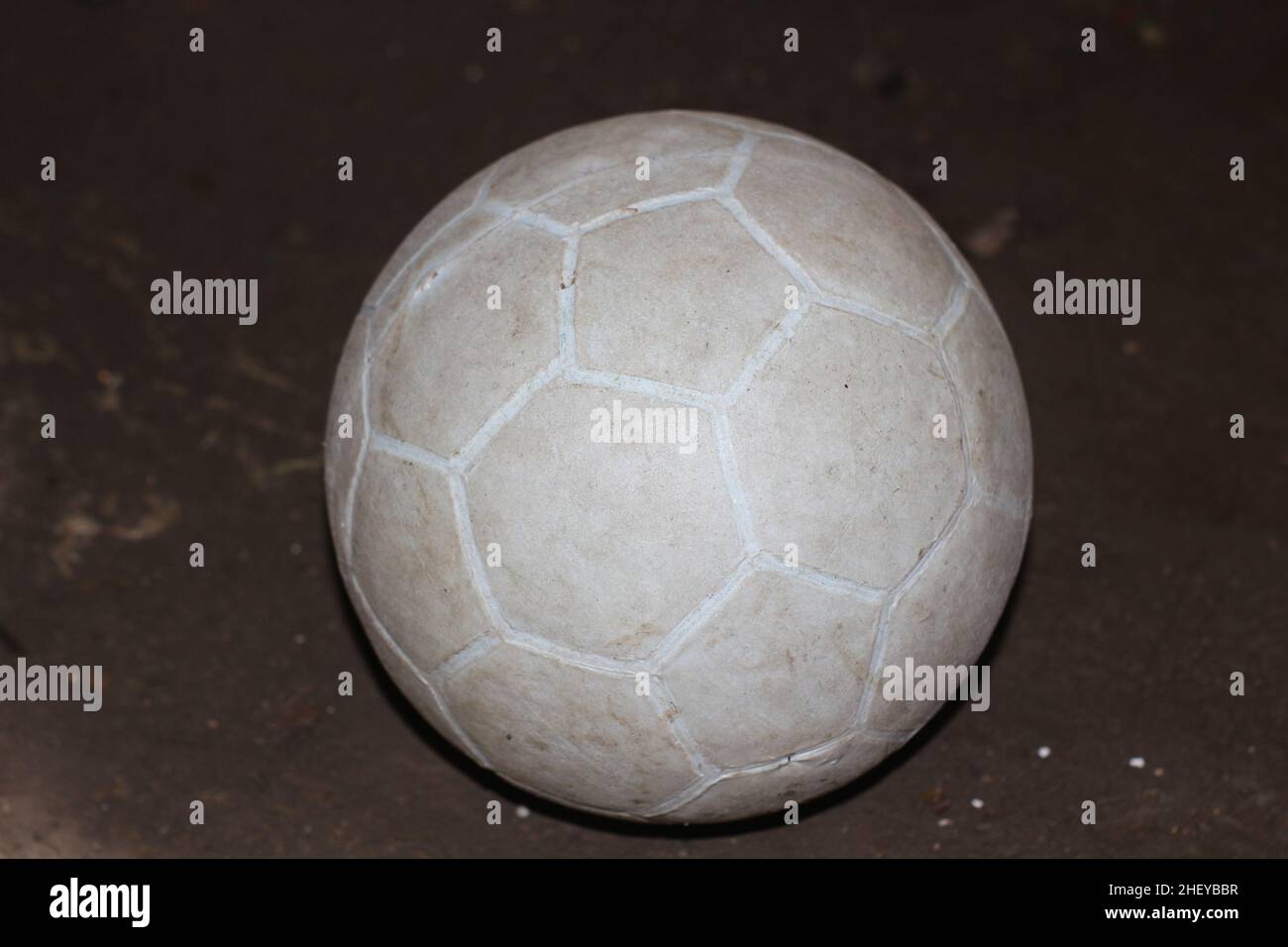 La vieja pelota de plástico que los todavía usan para jugar al fútbol hoy en día Fotografía de stock - Alamy