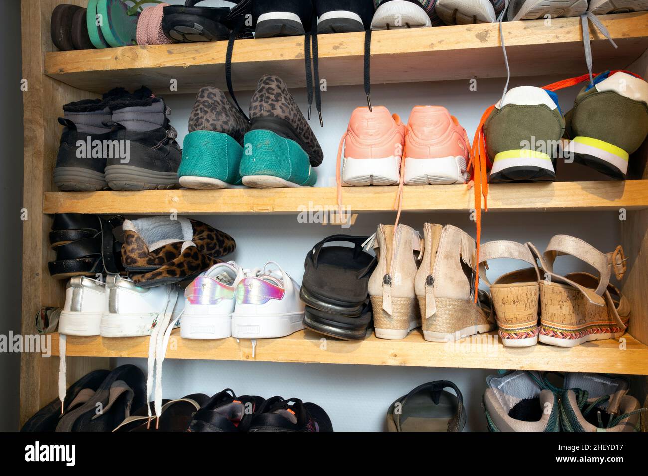 Ropa Elegante Zapatos Cosas Para Hogar Armario: fotografía de stock ©  NewAfrica #239968838