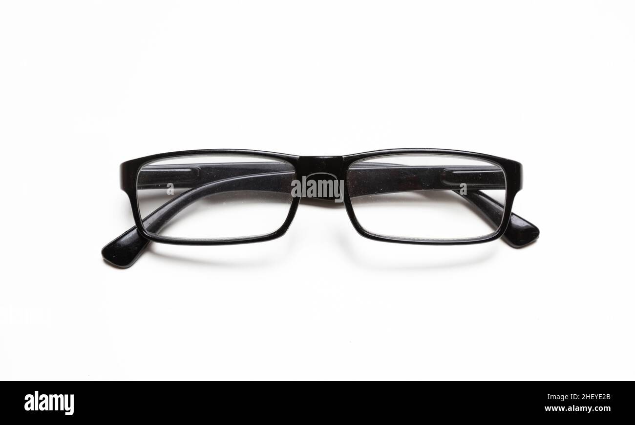 Gafas o gafas para la corrección de la visión. Miopía, presbiopía gafas de ojo con marco negro aisladas sobre fondo blanco. Foto de stock