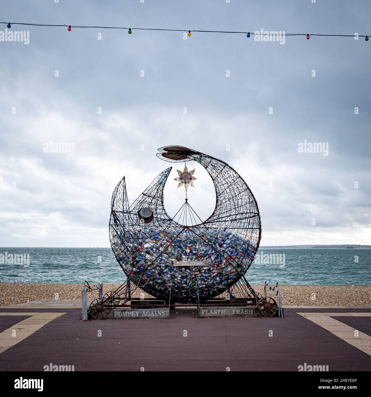 Iniciativa simbólica de reciclaje de plástico en forma de pez grande en el paseo marítimo de Southsea, frente a la Isla de Wight Foto de stock