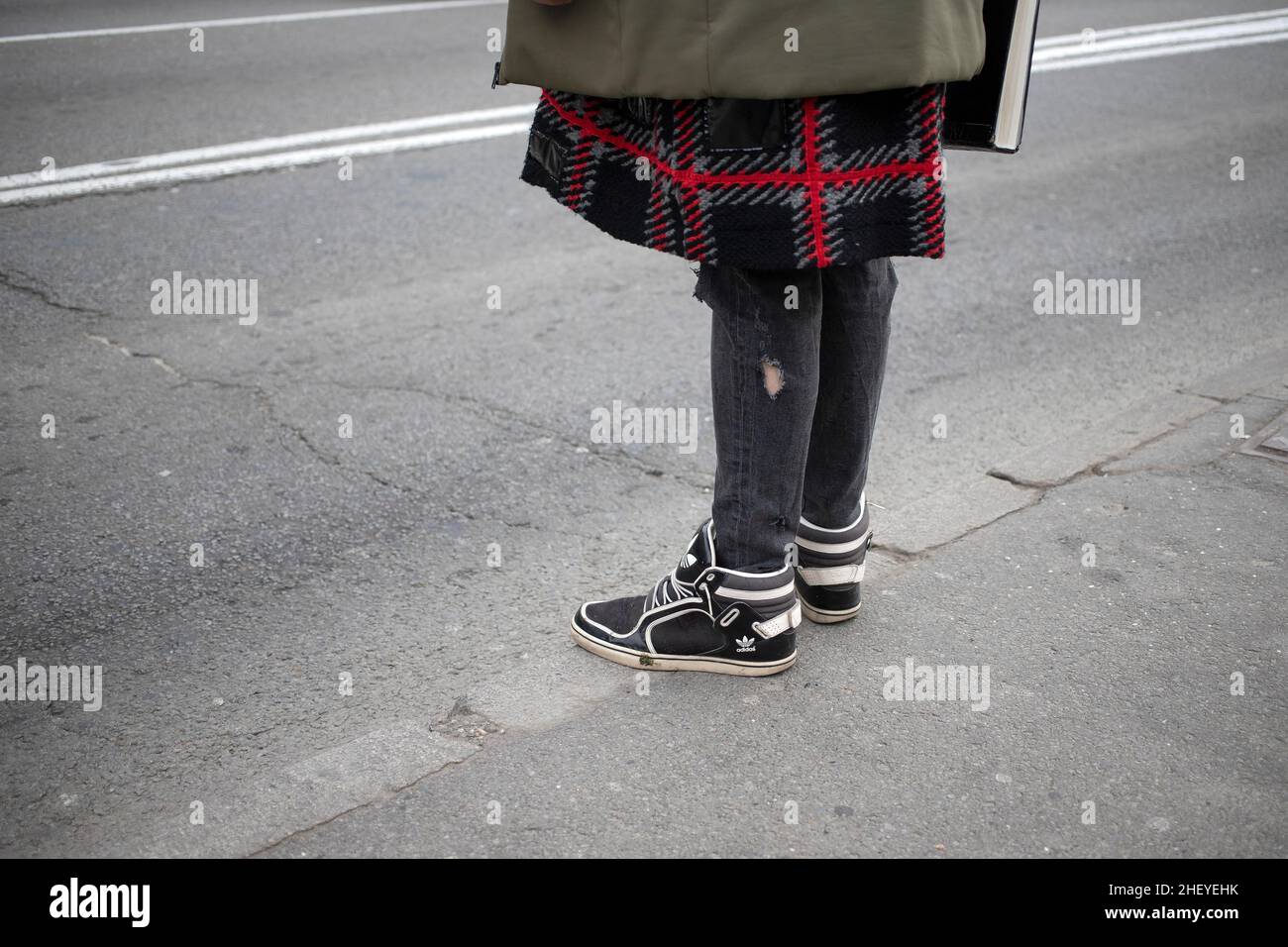 Gente esperando para cruzar una calle fotografías e imágenes de alta  resolución - Página 2 - Alamy