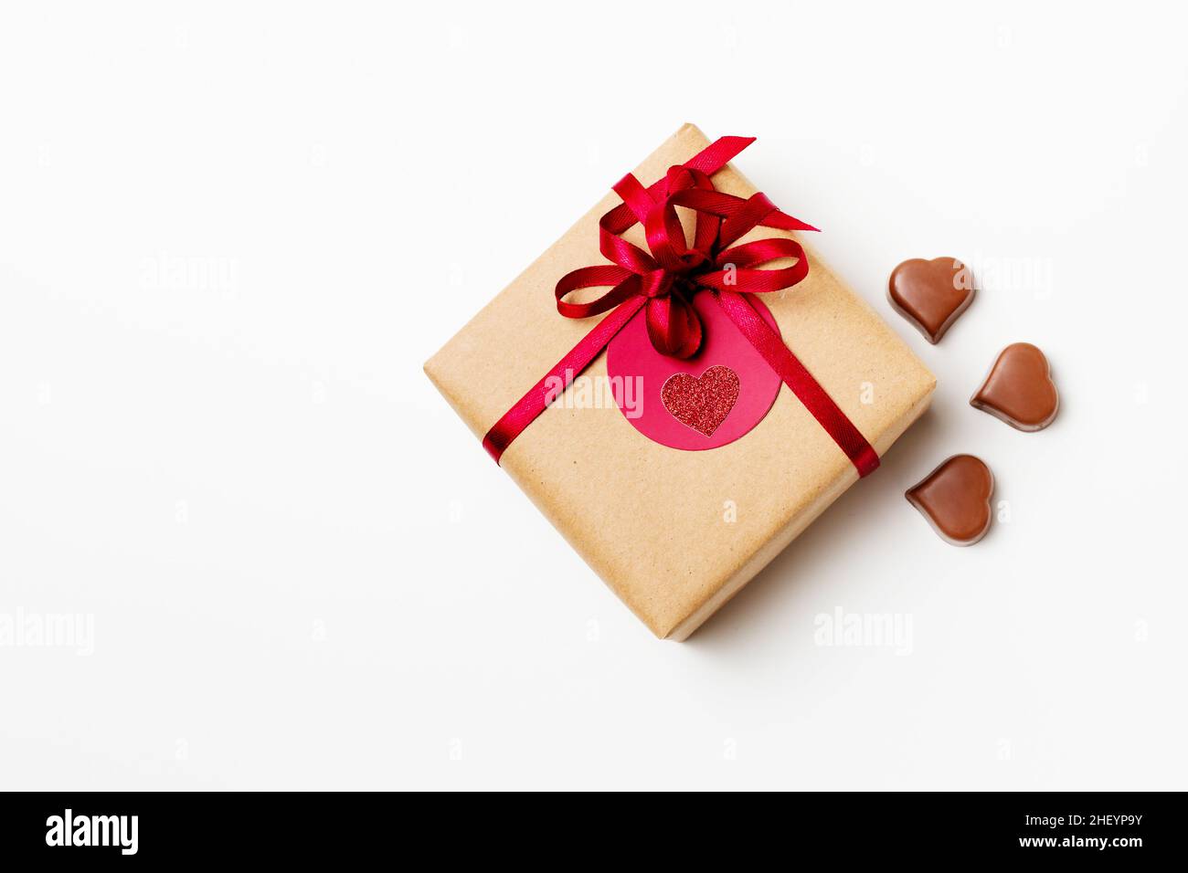 Caja de regalo romántica envuelta en papel de artesanía y lazo