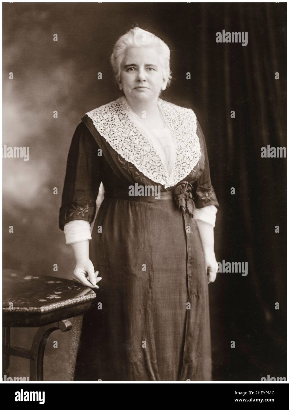 Anna Howard Shaw (1849-1919), líder estadounidense del movimiento de Sufragio de Mujeres y Ministra Metodista Ordenada, fotografía de retrato alrededor de 1915 Foto de stock