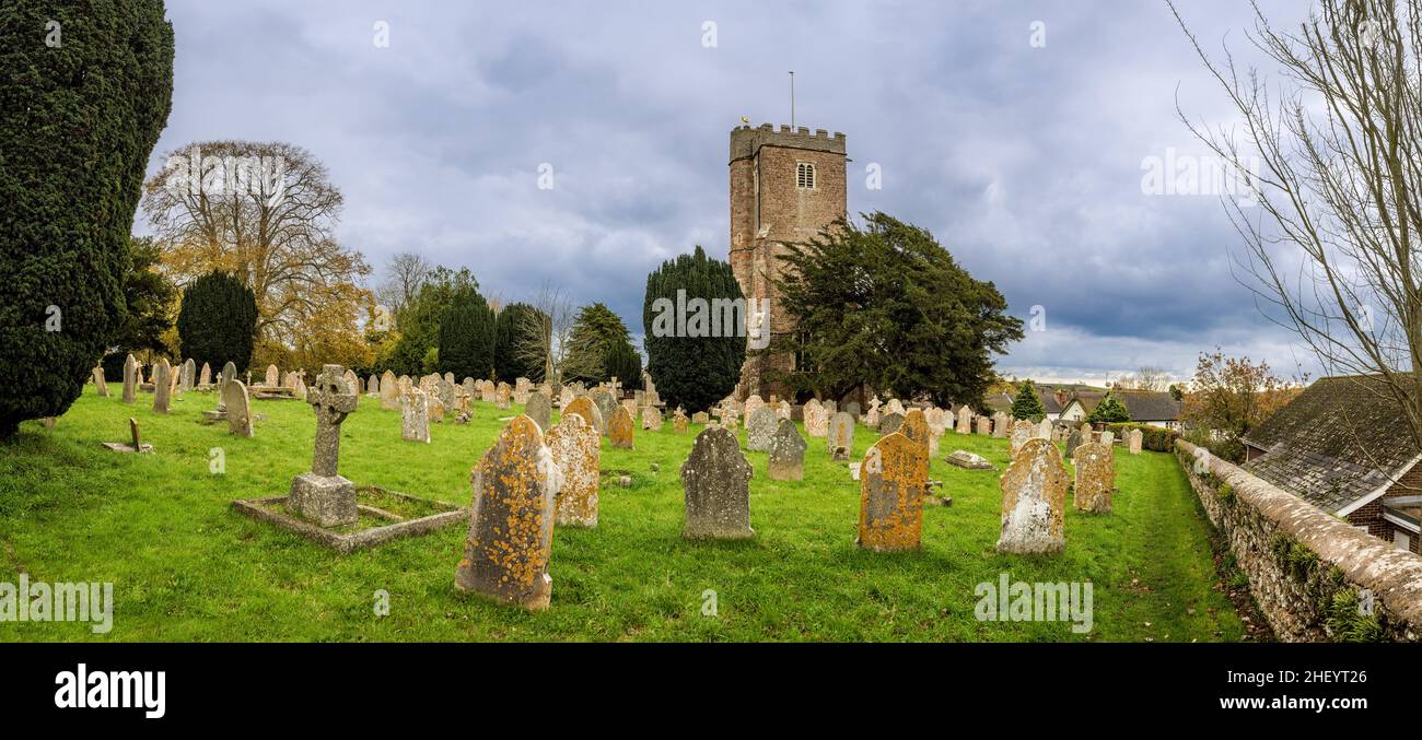 Iglesia medieval en el pueblo del nacimiento de Sir Walter Releigh Foto de stock