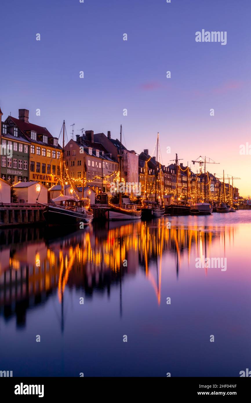 Canal Nyhavn al amanecer, Navidad, Copenhague, Dinamarca Foto de stock