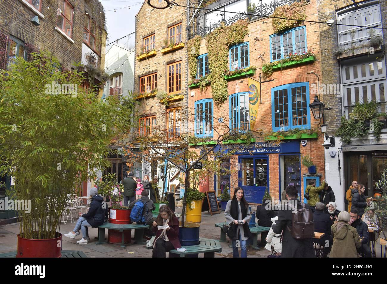 Gente en Neal's Yard - patio con tiendas y restaurantes en Covent Garden London UK. Foto de stock