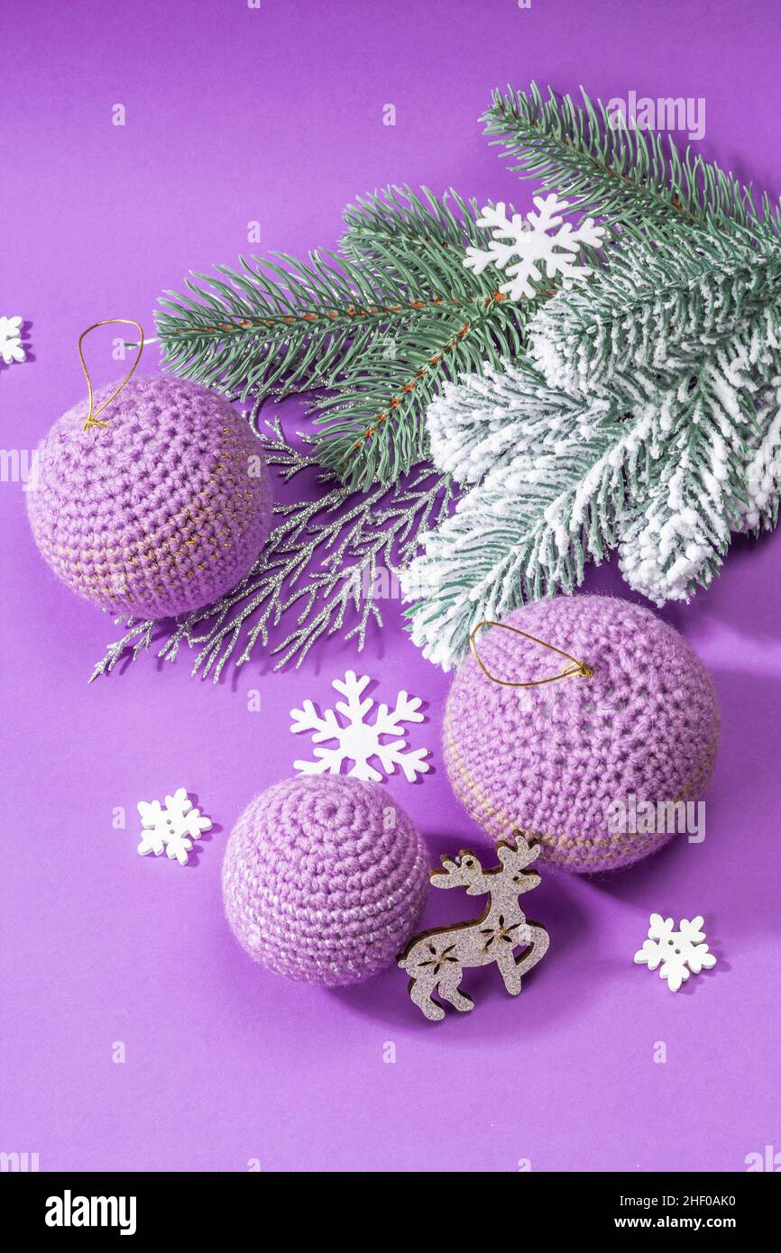 Christmas tree balls in lilac fotografías e imágenes de alta resolución -  Alamy