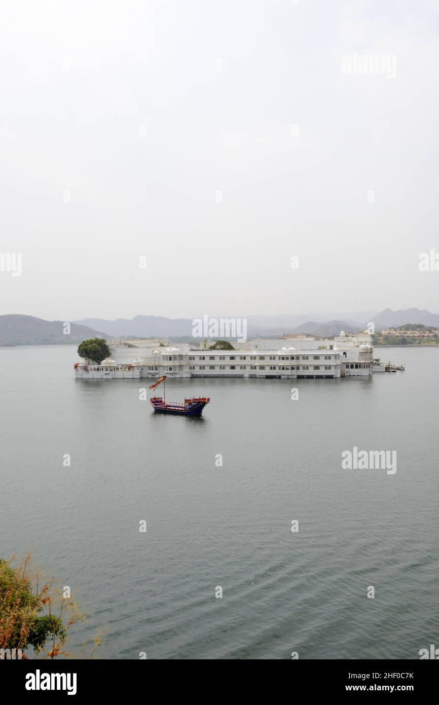 Taj Lake Palace en el Lago Pichola, Udaipur, Rajasthan, India, Asia del Sur Foto de stock
