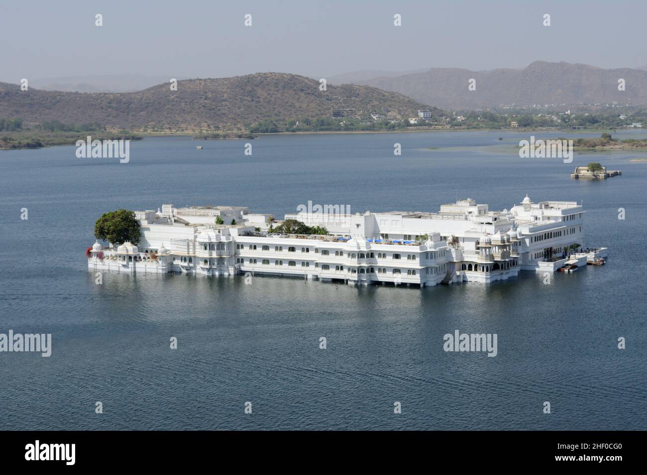 Taj Lake Palace en el Lago Pichola, Udaipur, Rajasthan, India, Asia del Sur Foto de stock