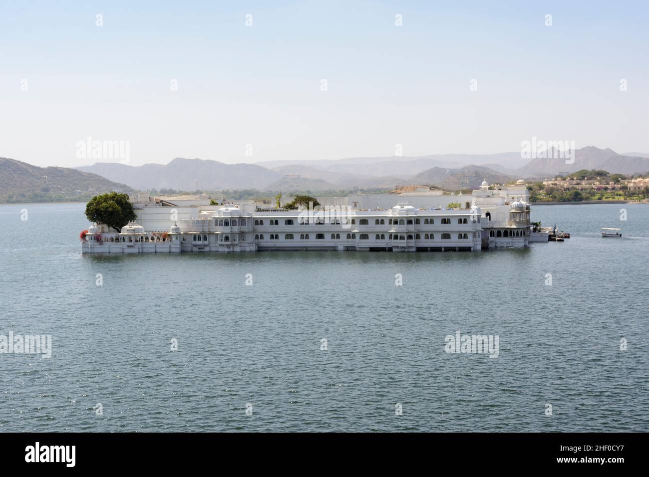 Taj Lake Palace en el Lago Pichola, Udaipur, Rajasthan, India, Asia del Sur Foto de stock