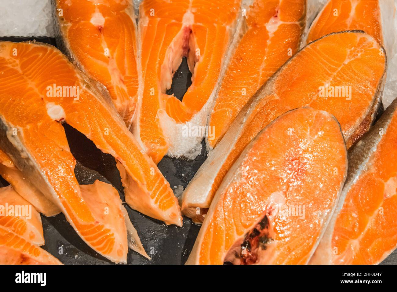 Salmón crudo filete pescado marisco fresco en el mostrador del