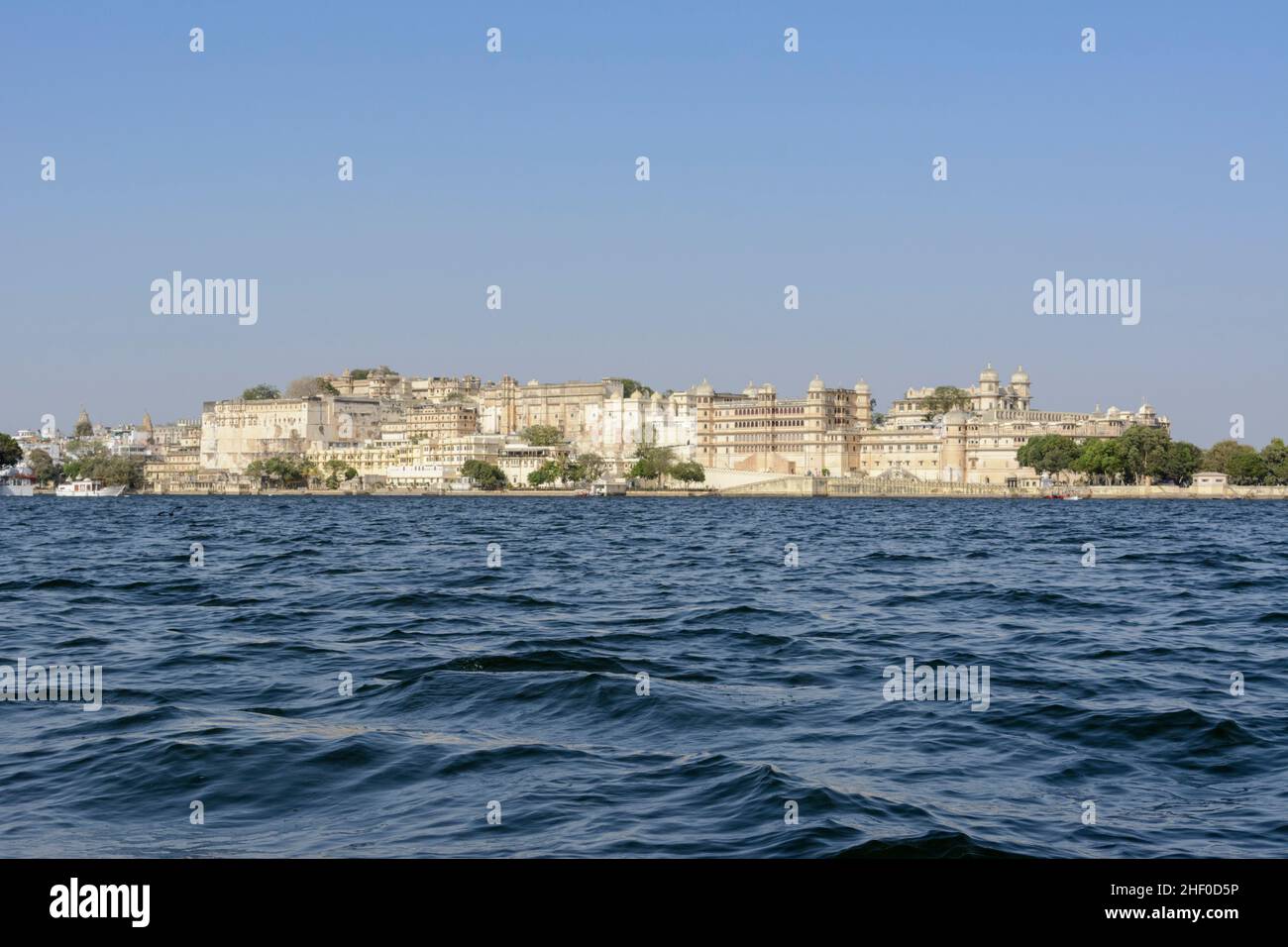 Vista del Complejo Palacio Udaipur desde el Lago Pichola, Udaipur, Rajasthan, India, Asia del Sur Foto de stock