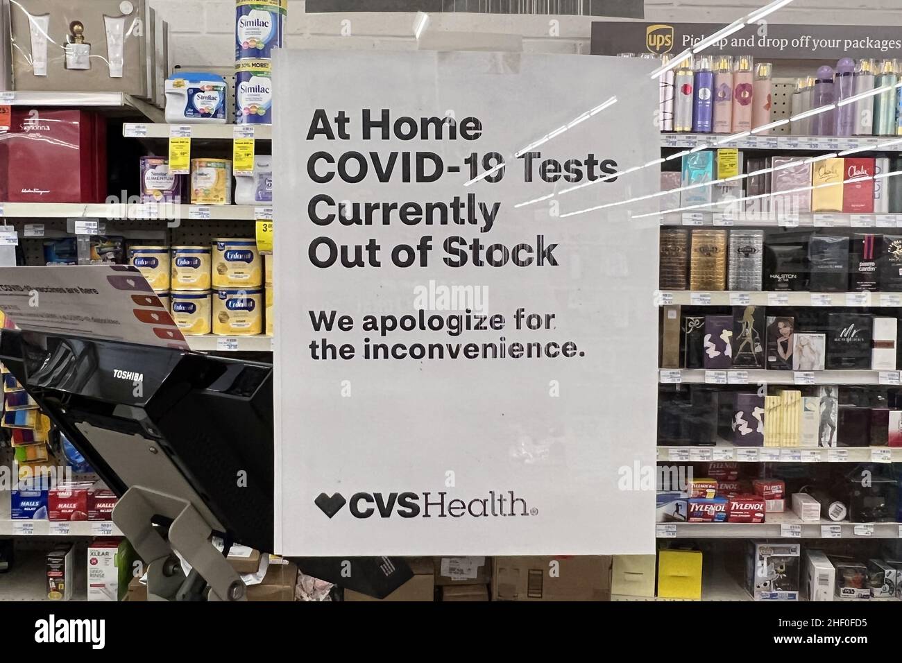 Una prueba COIVD-19 en el hogar Actualmente el signo de fuera de stock se ve en una farmacia CVS en el estacionamiento del centro comercial Montebello Plaza en medio del aumento en las variantes omicron y delta, miércoles, 12 de enero de 2022, en Montebello, Pantorrilla. (Foto por imagen de Sport/Sipa USA) Foto de stock