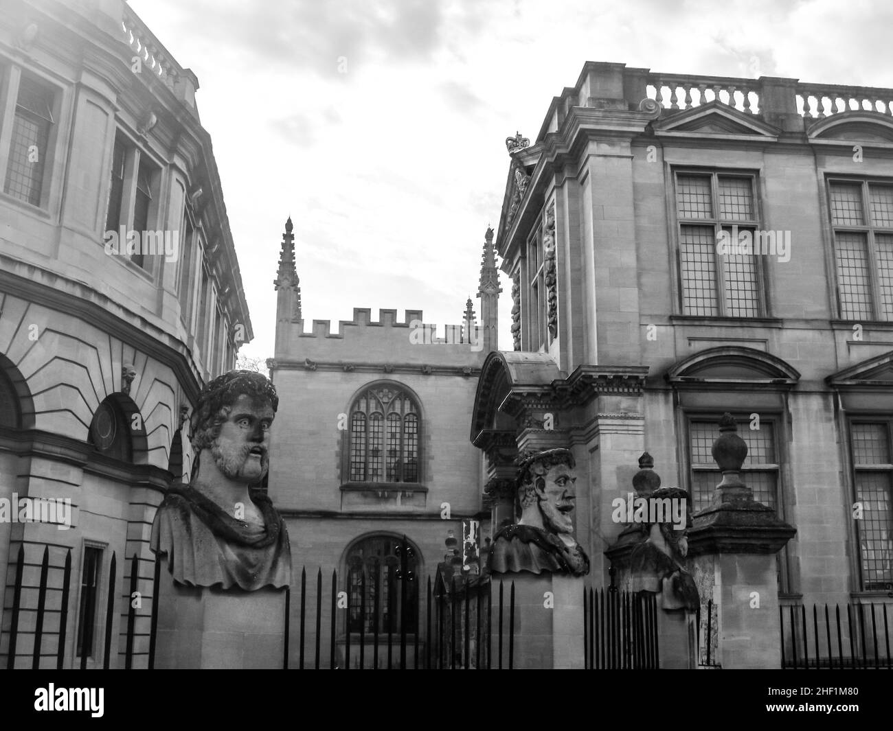 Vista de bustos ornamentales en la valla de la cámara Radcliff en Oxford, Inglaterra, en blanco y negro Foto de stock