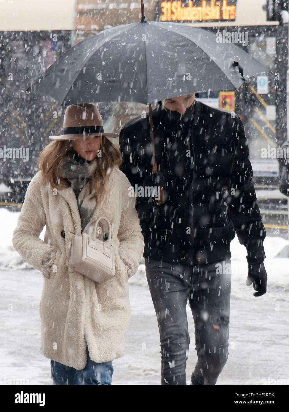 Pareja Bajo Paraguas En La Nieve Fotos e Imágenes de stock - Alamy